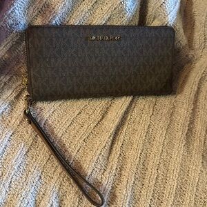 Michael Kors wristlet/ accordion zip around wallet NWOT